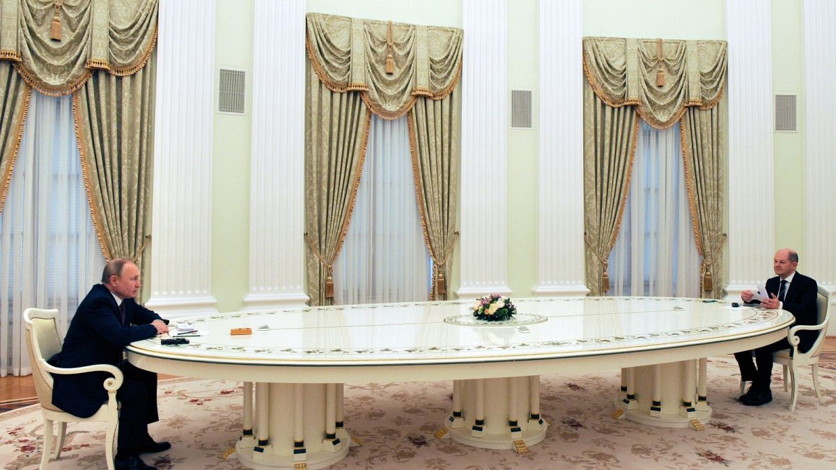 الرئيس الروسي فلاديمير بوتين والمستشار الألماني أولاف شولتس حول الطاولة المثيرة للجدل في الكرملين، موسكو، الثلاثاء 15 فبراير 2022.