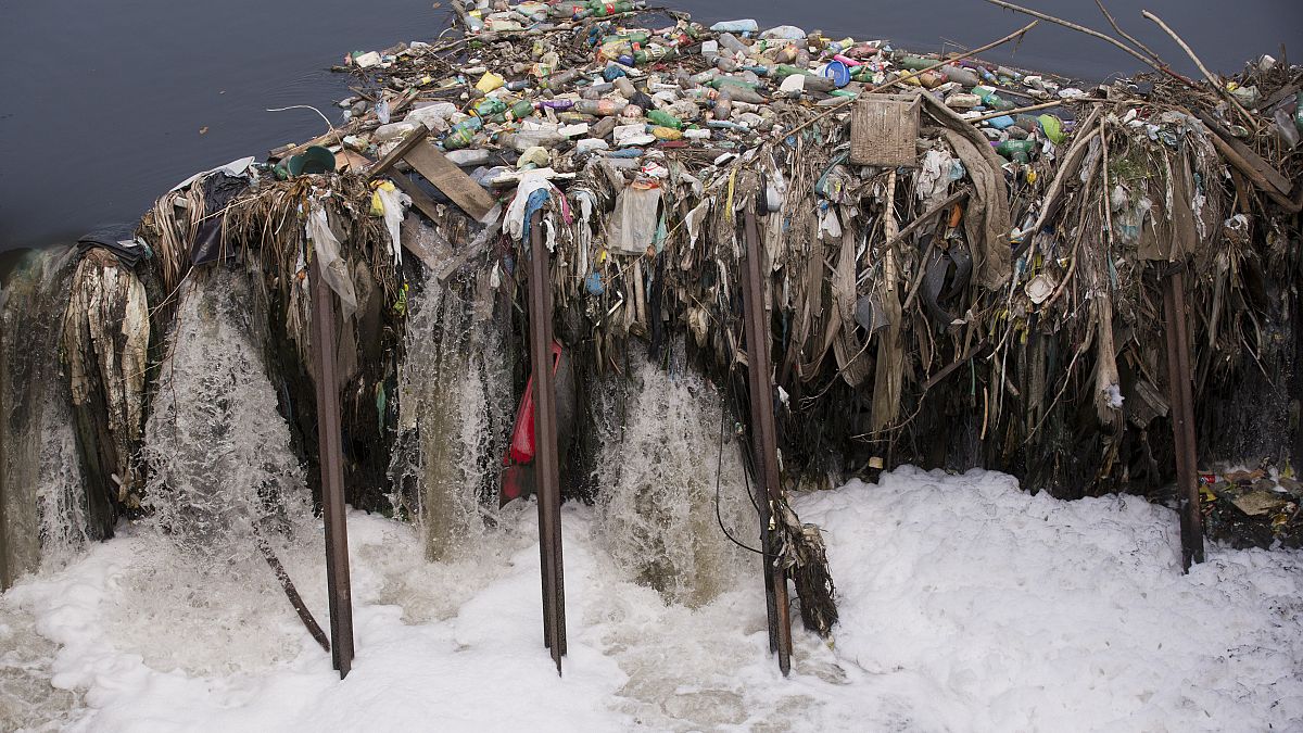  صورة تعود لعام 2012 لتكون الرغوة السامة في نهر سارابوي البرازيلي شديد التلوث في ريو دي جانيرو.