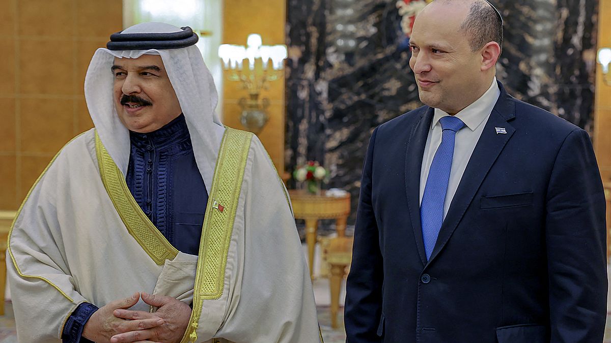 رئيس الوزراء الإسرائيلي نفتالي بينيت والعاهل البحريني الملك حمد بن عيسى آل خليفة