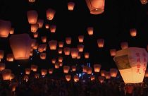 Des dizaines de lanternes ont été lâchées dans le ciel.