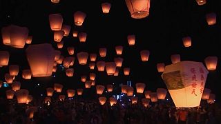 Des dizaines de lanternes ont été lâchées dans le ciel.