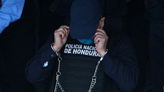 رئيس هندوراس السابق خوان أورلاندو هرنانديز لدى اعتقاله
