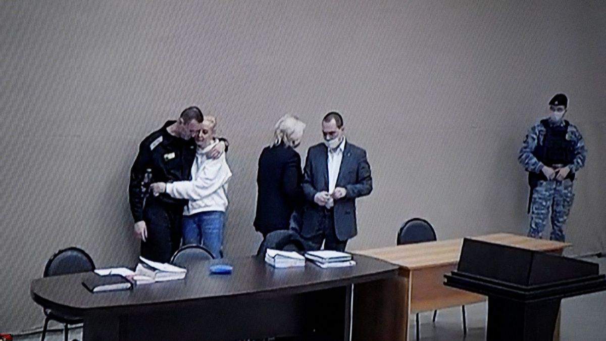 الکسی ناوالنی همراه همسر و وکلایش در جریان دادگاه اتهامات جدید ۱۵ فوریه ۲۰۲۲