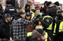 Rendőrök vitáznak tüntetőkkel Ottawa belvárosában