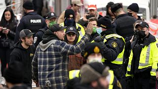 Rendőrök vitáznak tüntetőkkel Ottawa belvárosában