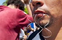 Un migrante de Nicaragua con la boca cosida para exigir un visado, 15/2/2022, Tapachula, México