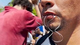 Un migrante de Nicaragua con la boca cosida para exigir un visado, 15/2/2022, Tapachula, México