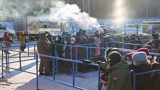 مهاجرون يصطفون في طابور للحصول على الطعام  في مركز الخدمات اللوجستية لنقطة تفتيش "بروزجي" على الحدود بين بيلاروس ووبولندا، الأربعاء ، 22 ديسمبر 2021