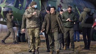 ولودیمیر زلنسکی در بازدید از رزمایش نظامیان اوکراین