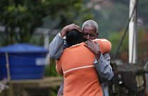Familiares abraçam-se, após um fatal deslizamento de terras em Petrópolis, Brasil