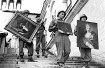 Des troupes de l'armée des Etats-Unis récupérant des œuvres d'art volées par les Nazis près de la frontière suisse en Autriche, en mai 1945.