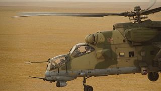 Archív fotó: orosz katonai helikopter szíriai sivatag felett, Deir es-Zorban