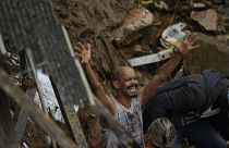 Habitante de Petrópolis grita enquanto equipas de resgate procuram por sobreviventes