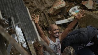 Habitante de Petrópolis grita enquanto equipas de resgate procuram por sobreviventes