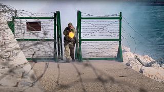جندي روسي يطلق النار من سلاحه خلال مناورات بحرية في قاعدة عسكرية في سوريا. 2022/02/16