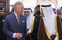 İngiltere veliahtı Prens Charles Suudi Arabistan'ı ziyareti sırasında Kral Selman ile görüşürken / Arşiv