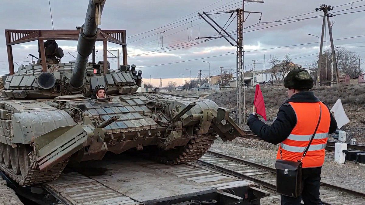 دبابة روسية على منصات السكك الحديدية بعد انتهاء التدريبات العسكرية في جنوب روسيا.