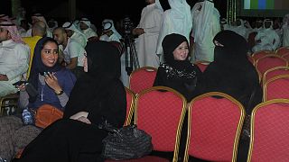 Kuveyt'in el İrade Meydanı'nda aile bölümünde oturan kadınlar (arşiv)