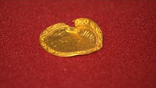 Una de las monedas de oro halladas en Países Bajos expuesta en el Rijksmuseum de Ámsterdam, Países Bajos 15/2/2022