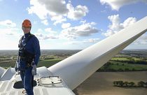 Le candidat écologiste du parti d'Europe Ecologie les Verts se tient sur une éolienne - le 22 octobre 2022