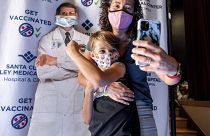 الطفل فين واشبورن يظهر بعد وقت قصير من تلقيه لقاح فايزر COVID-19 في سان خوسيه - كاليفورنيا. 2021/11/03