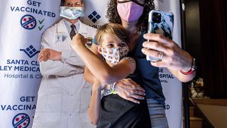 الطفل فين واشبورن يظهر بعد وقت قصير من تلقيه لقاح فايزر COVID-19 في سان خوسيه - كاليفورنيا. 2021/11/03