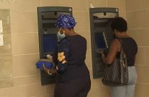 Dos mujeres retiran dinero en cajeros automáticos, 11/2/2022, La Habana, Cuba