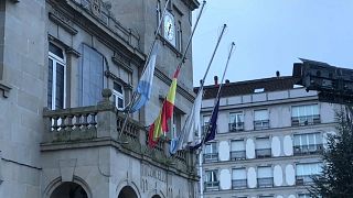 Las banderas ondean a media asta en los edificios oficiales en Galicia, donde el Gobierno regional ha decretado 3 días de luto por las víctimas del naufragio.