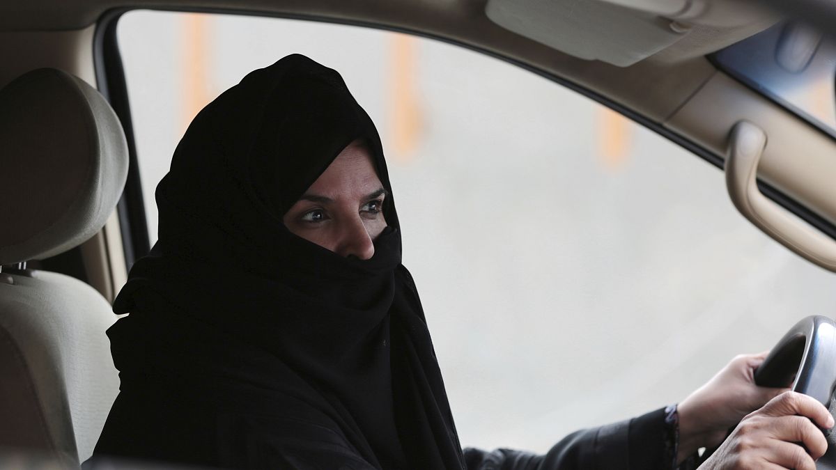 امرأة تقود سيارة على طريق سريع في الرياض بالمملكة العربية السعودية.