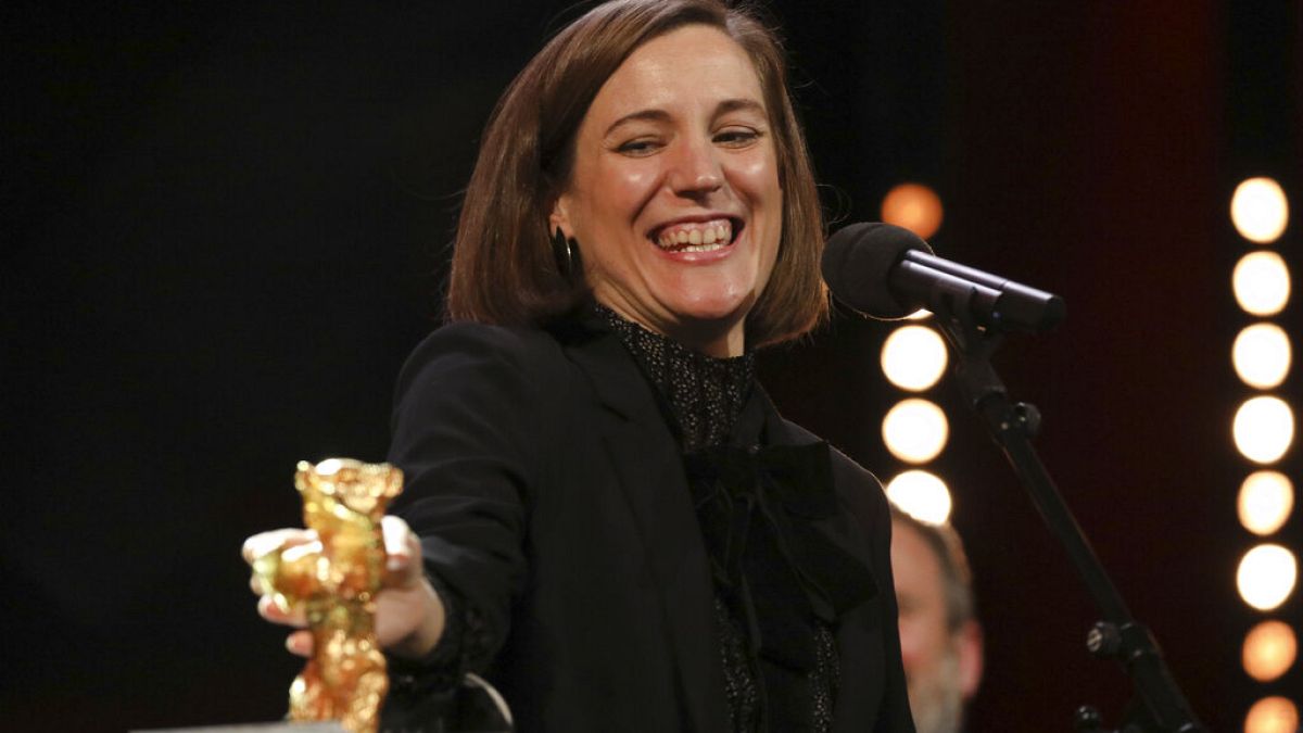 La regista catalana Carla Simon con l'Orso d'Oro. 