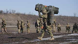 Ukraynalı asker, Donetsk bölgesindeki bir tatbikat sırasında NLAW tanksavar silahı taşıyor. 15 Şubat 2022