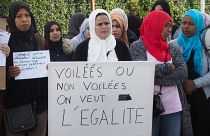 متظاهرات يرفعن لافتة تحمل عبارة محجبات ام غير محجبات نريد المساواة " في بربينيان ، جنوب غرب فرنسا. 2019/05/28