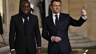 Emmanuel Macron mit Benins Präsident Patrice Talon vor dem Élyséepalast
