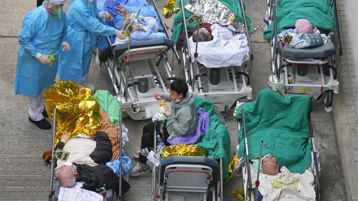 Des patients sur des lits en extérieur à Hong Kong, le 16 février 2022
