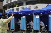 Pacientes hospitalizados en la calle por un nuevo brote de COVID-19 en Hong Kong