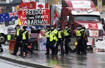 Des officiers de police marchent face aux manifestants qui bloquent Ottawa avec leurs camions, le 17 février 2022, Canada