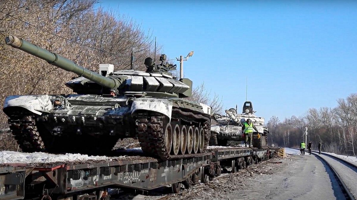 تانک‌های روسی بعد از پایان رزمایش و عقب نشینی از مرز با اوکراین، ۱۶ فوریه ۲۰۲۲