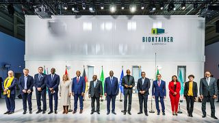 Derrière ces chefs d'Etats et responsables d'organisations internationales, un exemple de Biontainer, pour produire des vaccins, à Marburg, Allemagne