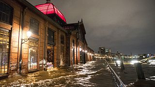 Der Fischmarkt in Hamburg steht unter Wasser nachdem das Sturmtied Ylenia in der Nacht über Deutschland gezogen ist.