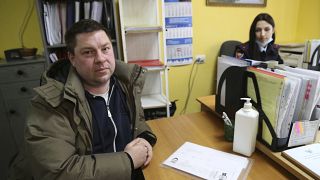 Ein Ukrainer im Amt für Migration in Donezk
