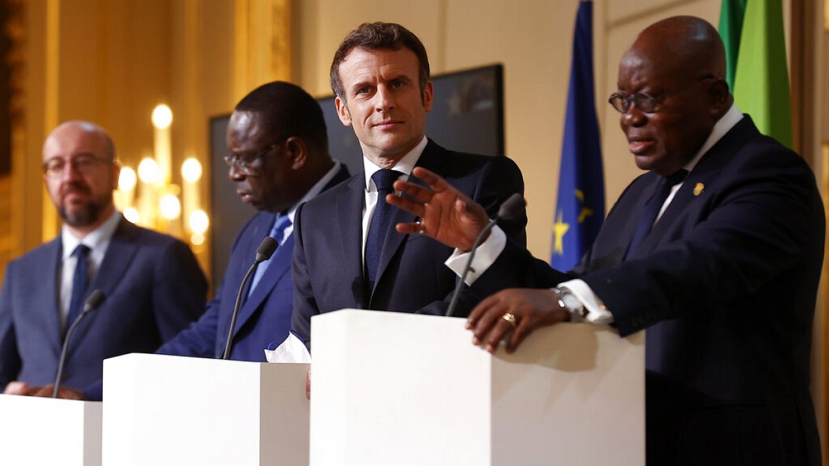 Le président français avec ses homologues du Ghana, du Sénégal et le président du Conseil européen à Paris, le 17/02/2022