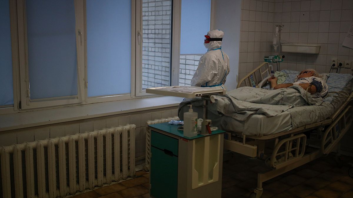 Количество госпитализированных с диагнозом COVID-19 в России за сутки превысило 18 тысяч 
