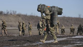 Ukrán katonák gyakorlatoznak a donyecki régióban február 15-én