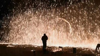 Festival de fogo-de-artifício do metal derretido recria chuva de estrelas