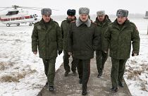 صورة لرئيس بيلاروس ألكسندر لوكاشينكو محاطًا بمسؤولين عسكريين خلال زيارة لتفقد المنشآت العسكرية في لونينيتس