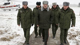 صورة لرئيس بيلاروس ألكسندر لوكاشينكو محاطًا بمسؤولين عسكريين خلال زيارة لتفقد المنشآت العسكرية في لونينيتس