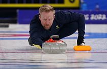 Le Suédois Niklas Edin lors d'un match de curling masculin entre le Canada et la Suède aux Jeux olympiques d'hiver de Pékin, le jeudi 17 février 2022.