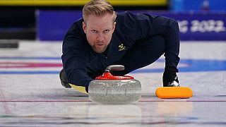 Le Suédois Niklas Edin lors d'un match de curling masculin entre le Canada et la Suède aux Jeux olympiques d'hiver de Pékin, le jeudi 17 février 2022.
