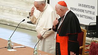 El Papa Francisco con el cardenal Marc Oullet hacen la señal de la cruz al comienzo del simposio de tres días