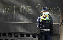 A hírhedt melbourne-i menekültszállás, amire jogvédők rendszeresen írnak tiltakozó feliratokat
